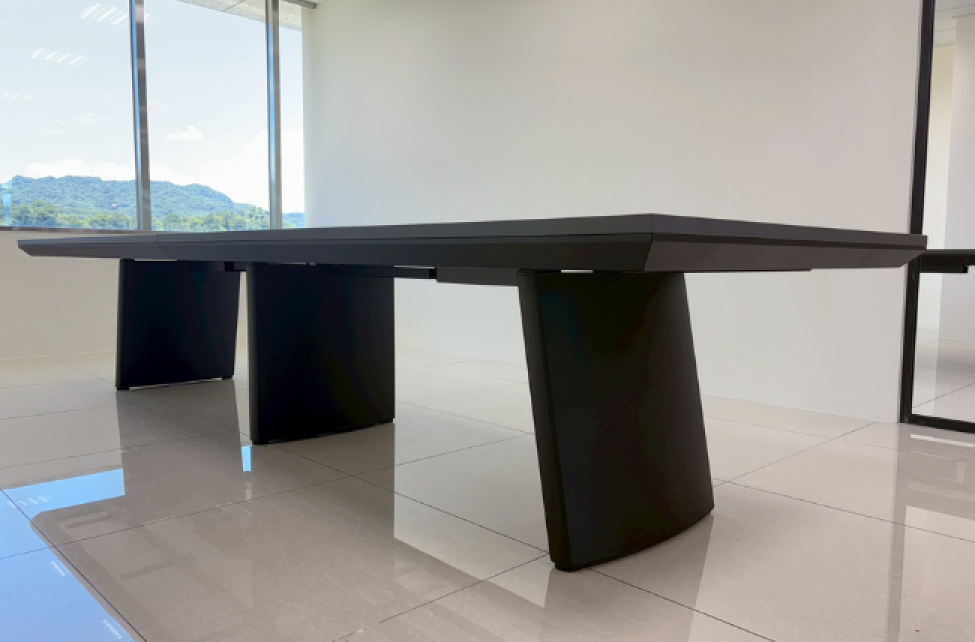 會議桌顯示出卓越的耐用性和穩定性