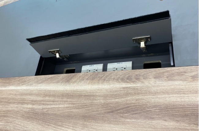 線槽盒設計有多個插孔和端口