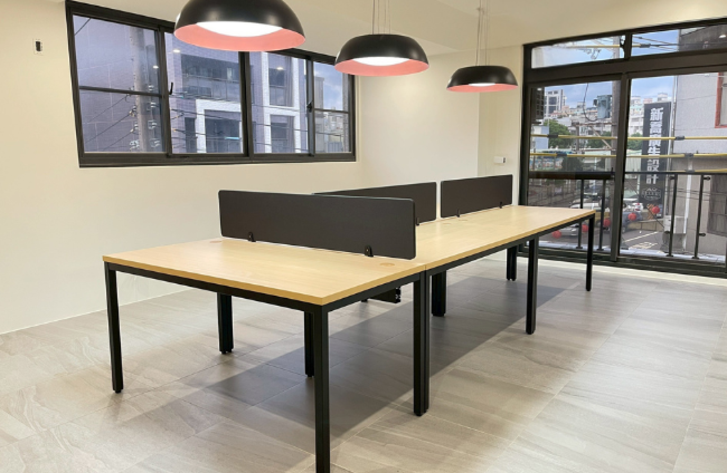 調整高度的工作桌可以促進員工的活動