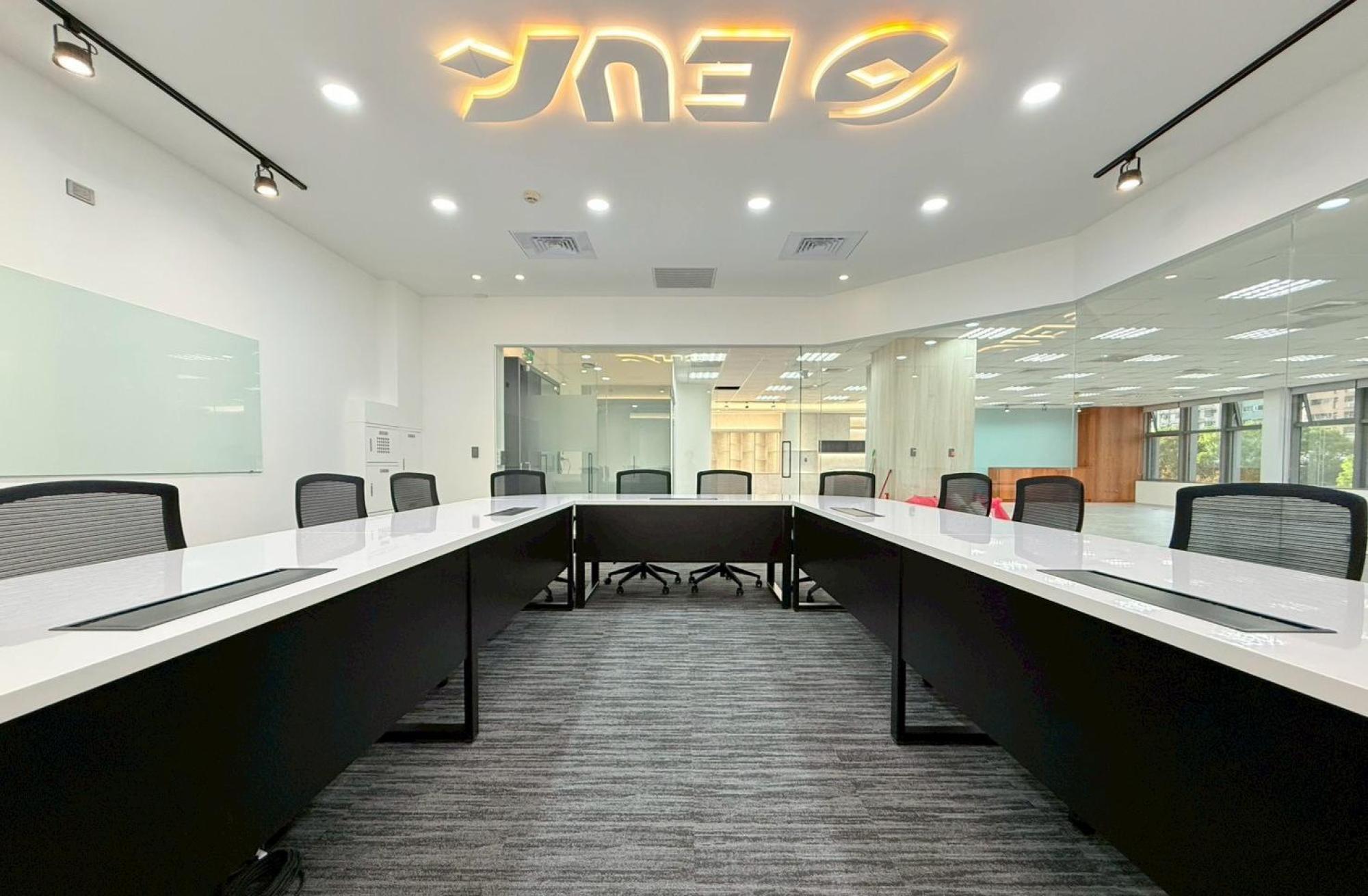 twL_catalog_25L22_Z4WNHfaLUq