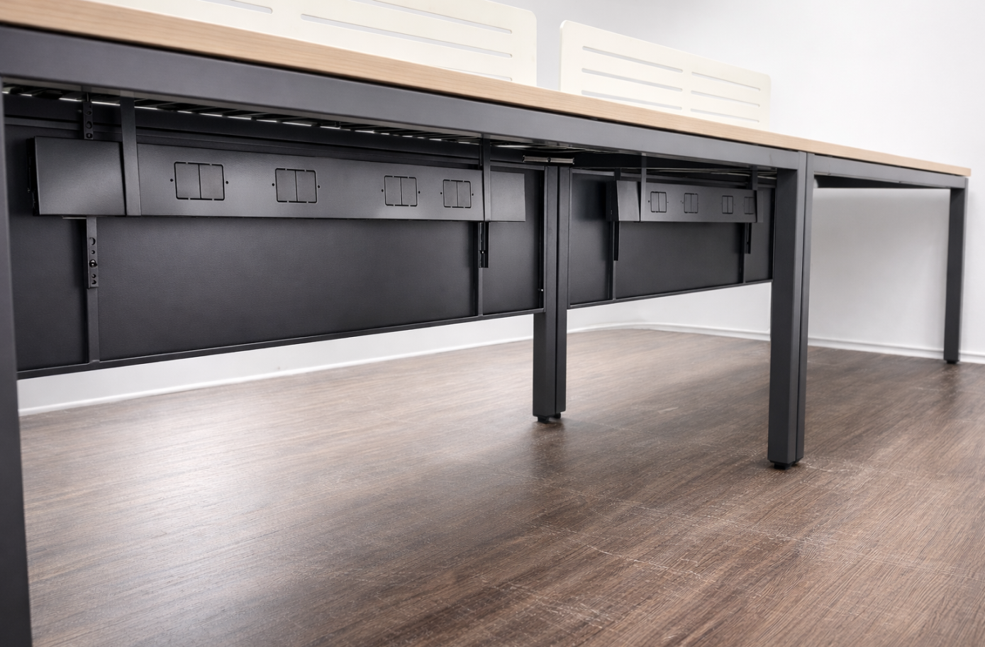 走線盒的設計讓用戶可以輕鬆整理和管理電線