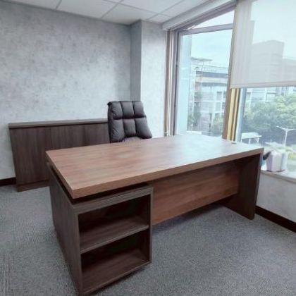 Style 2™主管桌